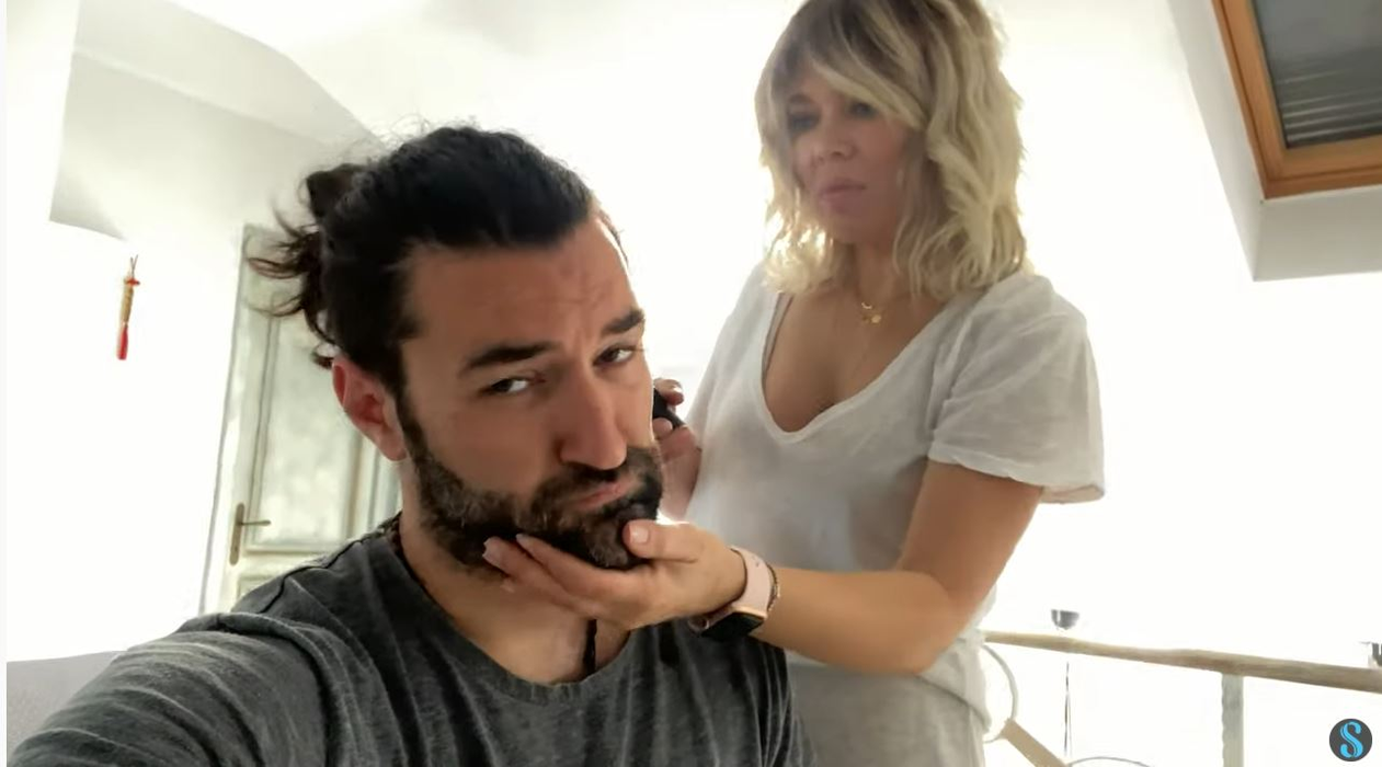 Gina Pistol și Smiley, fotografiați în ipostare tandre! Prezentatoarea de la Antena 1 l-a pipăit într-o zonă intimă pe artist în timp ce erau la o petrecere