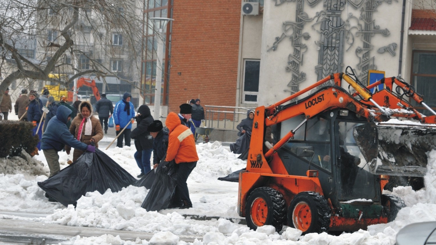 Gălățenii au furat pubelele cu sare puse de autorități pentru a evita alunecările lângă blocuri