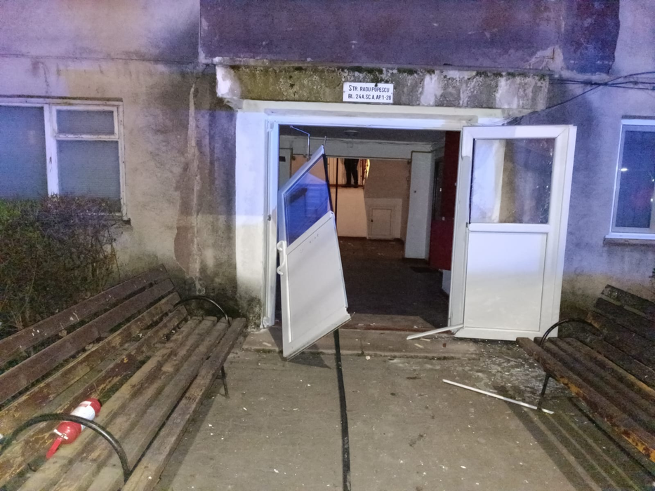 Panică în miez de noapte! Explozie urmată de incendiu într-un bloc din Târgoviște