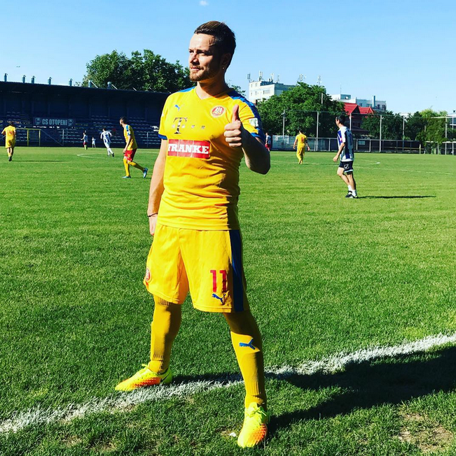 Tavi Clonda e foarte pasionat de fotbal