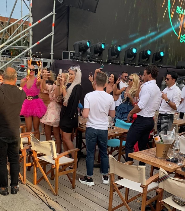 Șampania scumpă a curs râuri-râuri în NUBA Mamaia, la masa la care s-au cantonat Andreea Podărescu, Simona Trașcă și Loredana Chivu