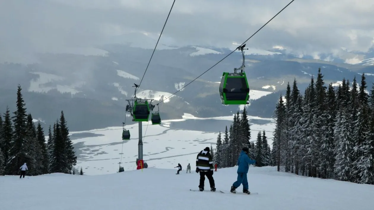 Stațiunea din România care a rămas fără locuri libere. Turiștii au umplut pârtiile și camerele până aproape de 100%