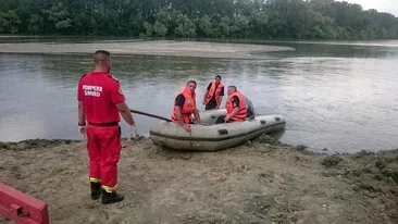 O fetiță de trei ani din Neamț este căutată de pompieri după ce a fost luată de ape