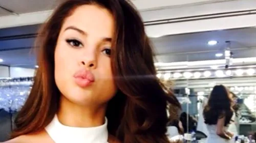 Selena Gomez, surprinsă pe aeroport cu părul ciufulit şi fără strop de machiaj