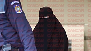 A pășit în sediul DIICOT alături de frații Tate! Cine este femeia misterioasă îmbrăcată în burka