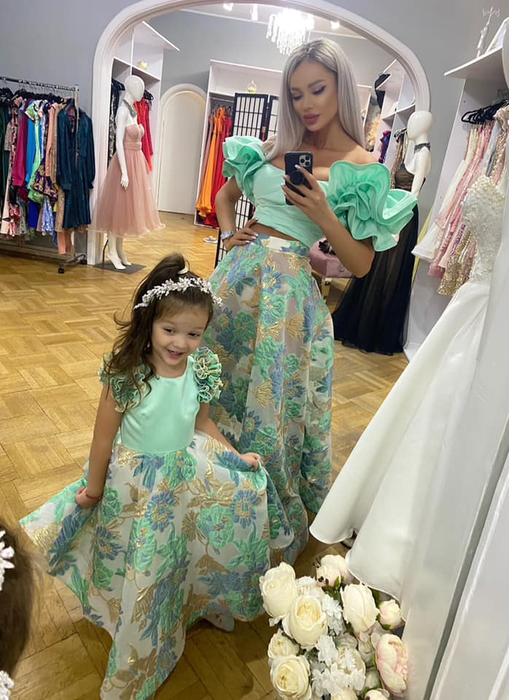 Bianca Drăgușanu, “la vânătoarea” bradului perfect de Crăciun: “Este în mare trend să ai brazi artificiali”. Ce culoare își dorește fiica ei să aibă pomul | FOTO