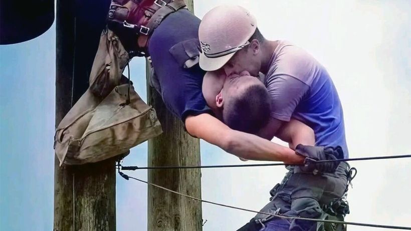 Povestea „Sărutului vieții” – cea mai emoționantă fotografie din istorie, cu un electrician electrocutat și colegul său care încearcă să-l mențină în viață