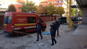 S-a sinucis! Un bărbat de 45 de ani s-a aruncat de la etajul 10