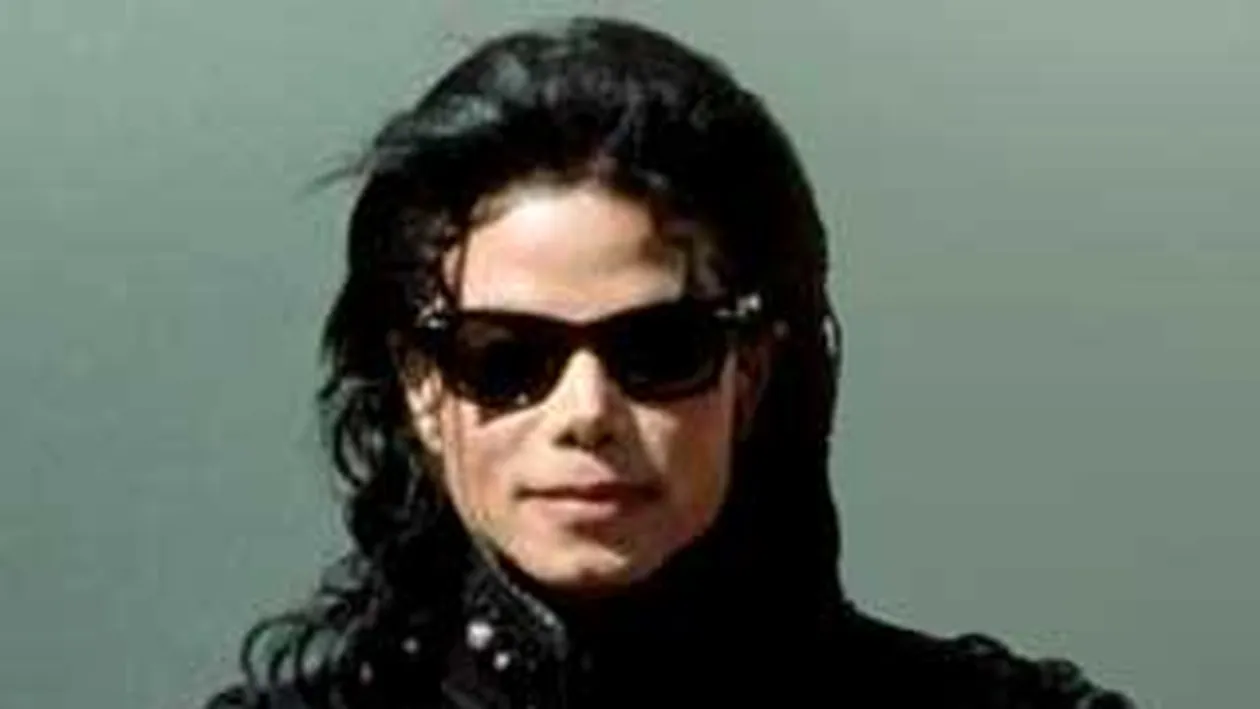 Nici nu o sa iti vina sa crezi ce artista din Romania este nascuta in aceeasi zi cu Michael Jackson! Crezi ca va avea acelasi succes ca Regele Pop?