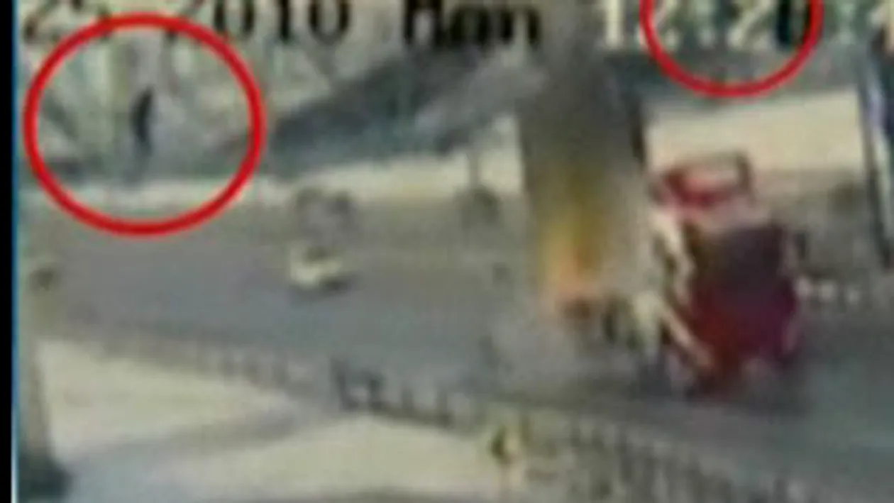 VIDEO IMAGINI SOCANTE! Un camion a spulberat trei oameni aflati pe o pasarela
