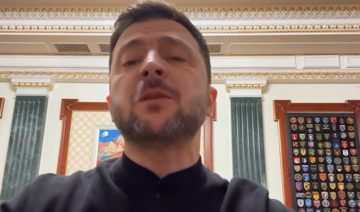 Moment bizar în timpul unui monolog oferit de Volodimir Zelensky. Ceva alb îi cade din nas, în timp ce vorbește