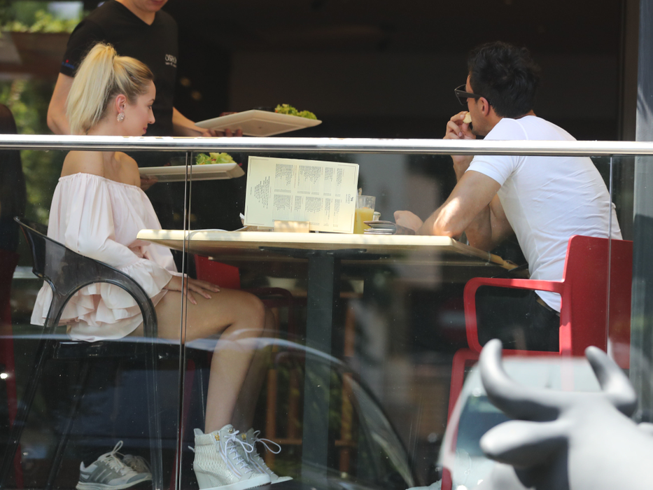 Turcul Zed a ieşit în oraş alături de o sexy-tinerică blondă
