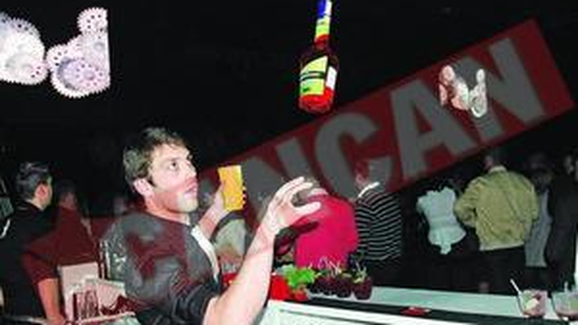 Jonglerii cu sticle la un concurs de barmani
