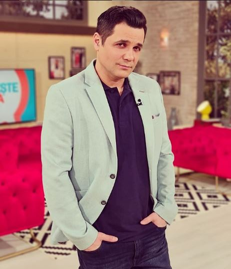 Cine este puștiul de-o șchioapă de lângă tatăl său? Acum e celebru la Pro TV