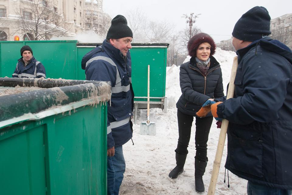 Gabriela Firea, pusă la zid din cauza căciulii pe care o purta! Primarul general a făcut precizări: ”Este cumpărată de la tarabă, aveau și…”
