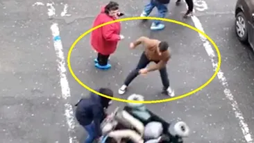 Imagini șocante! O femeie în scaun cu rotile a fost bătută și trântită la pământ, în miezul zilei, de niște indivizi. VIDEO