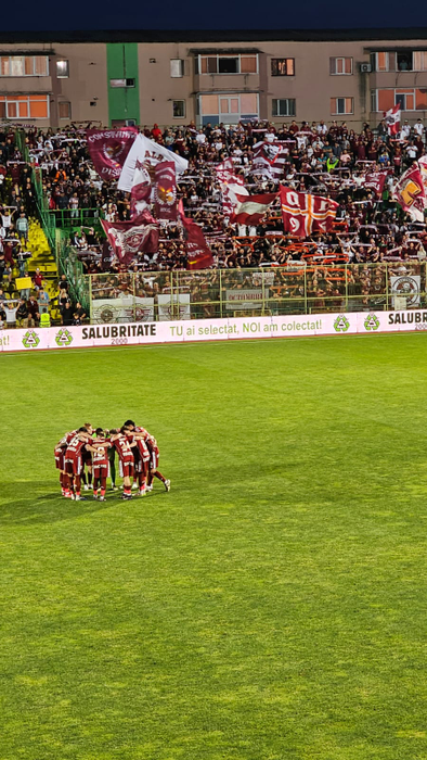 Spectacol la meciul FC Argeș – Rapid: fanele lui Dobrin au eclipsat fazele de joc cu ținutele lor provocatoare!