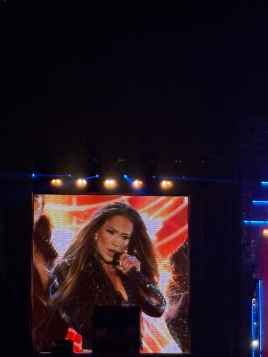 Jennifer Lopez a dat startul distracţiei! Detalii şi imagini EXPLOZIVE din Piaţa Constituţiei. Motivul INCREDIBIL pentru care artista s-a lăsat aşteptată de fani