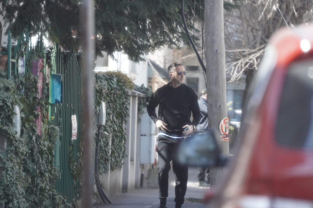 Meme Stoica se grăbește să ajungă la întâlnire (Foto: CANCAN.RO)