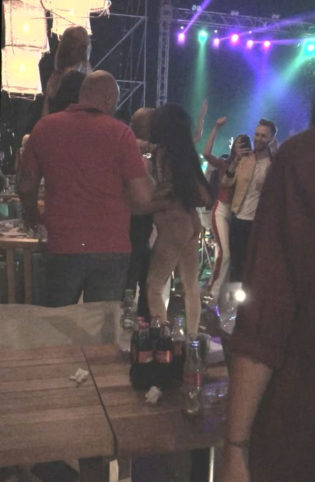 Laurette îi șoptește ceva la ureche actorului