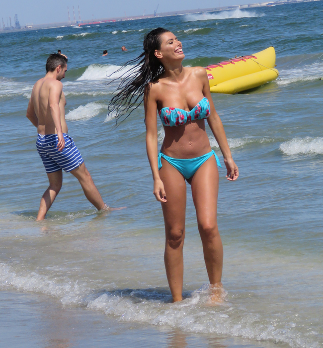 Ioana Filimon continuă să atragă toate privirile cu formele formele sale sexy