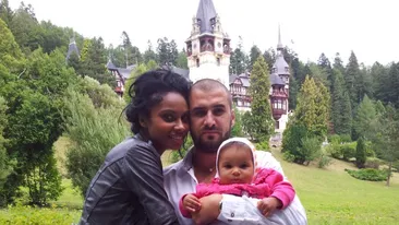 Imagini inedite! Laurette si-a bagat fiica intr-o ceasca de cafea! Fetita nu s-a speriat, ba chiar s-a distrat!