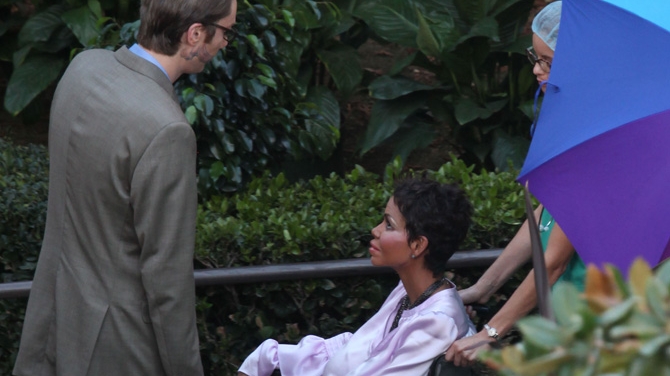 Halle Berry are fata de plastic