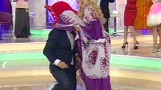 Mihai Morar, cu capul sub fusta si intre sanii Andreei Balan! Ai vrea sa ii iei locul?
