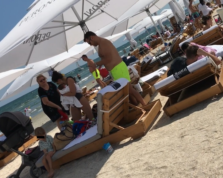 Alian Pușcaș își ține în brațe bebelușa