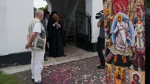 Imagini unice. Episcopul din Slatina, primit cu... covor de petale de trandafiri la Slătioara. Sătenii au adunat florile din curți și le-au împrăștiat pe stradă