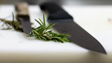 O tiganca a fost injunghiata de sapte ori de sotul ei