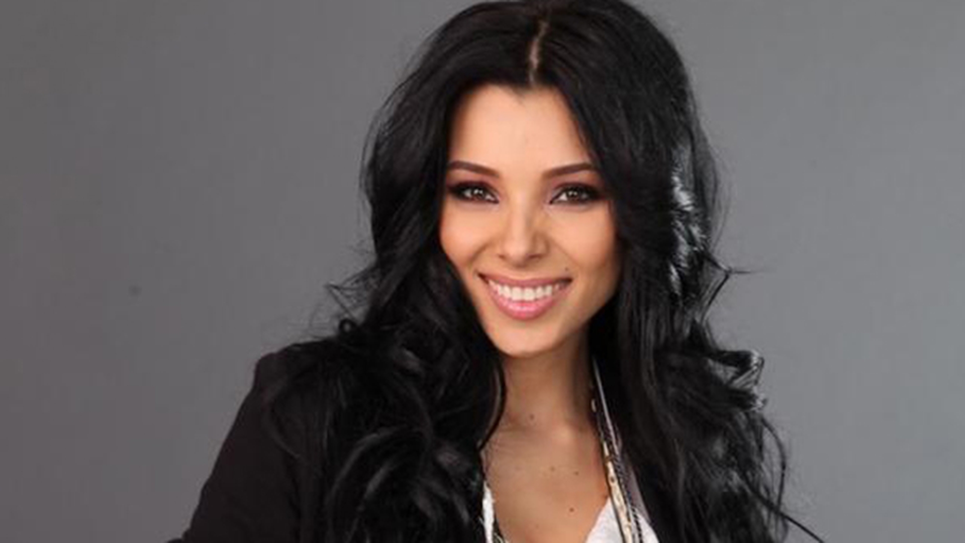 Corina Caragea, aparitie sexy cand impodobeste bradul!