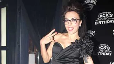 DJ Wanda in ipostaze provocatoare! Si-a aratat chilotii in club!