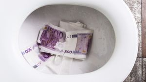 Politiştii au rămas socaţi când au fost chemaţi să desfunde mai multe toalete. Au crezut că nu vad bine când au început să scoată o sumă colosală de bani