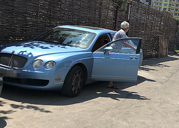Dan Diaconescu are și un Bentley de peste 100.000 de euro (Foto: CANCAN.RO)