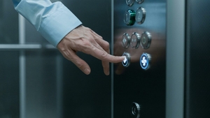 Vedeta din România, HĂRȚUITĂ în lift! „Fără ca eu să văd, timp în care m-a împins de umeri în...”
