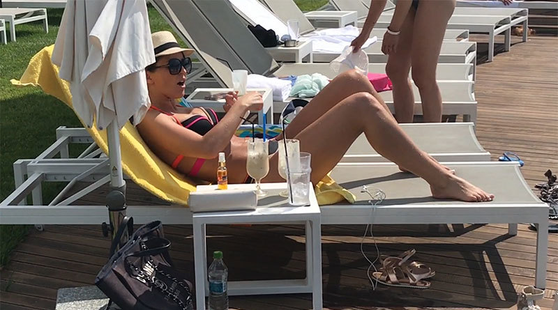 Denisa s-a relaxat pe şezlong