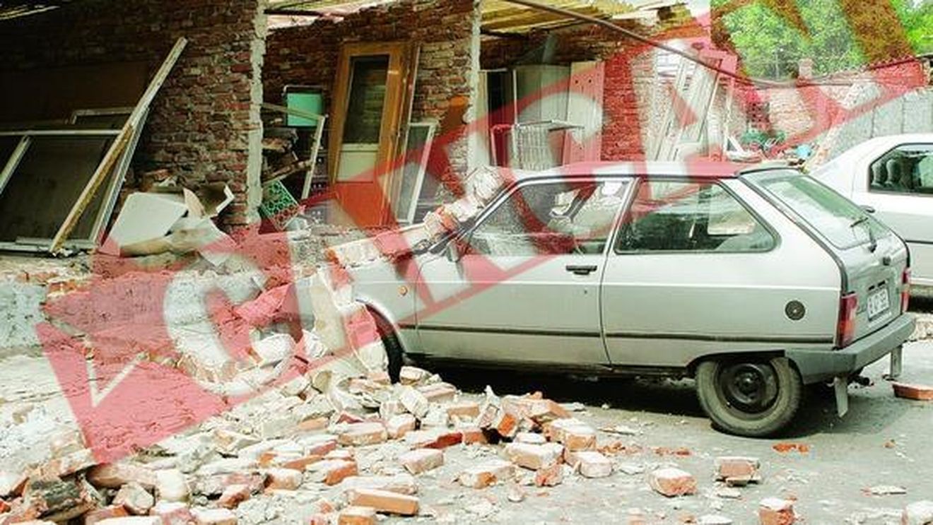 Sase masini distruse de gardul spitalului