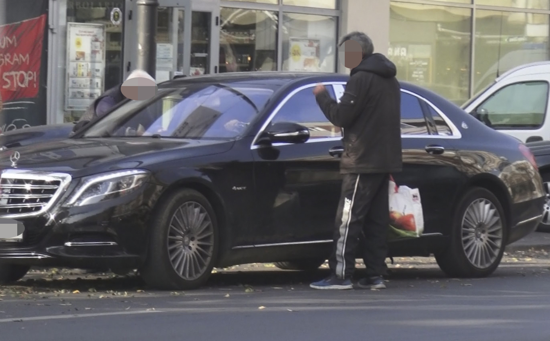 Cerșetorul se află lângă Maybachul lui Gigi Becali