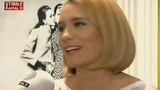 VIDEO Te-ai uitat azi la stiri, dar sigur ti-a scapat acest detaliu! Andreea Esca si-a facut doua desene pe interiorul mainilor! Vezi ce si-a "tatuat"