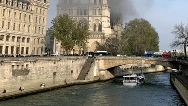 Incendiu la Catedrala Notre Dame din Paris. Pompierii încearcă să stingă focul