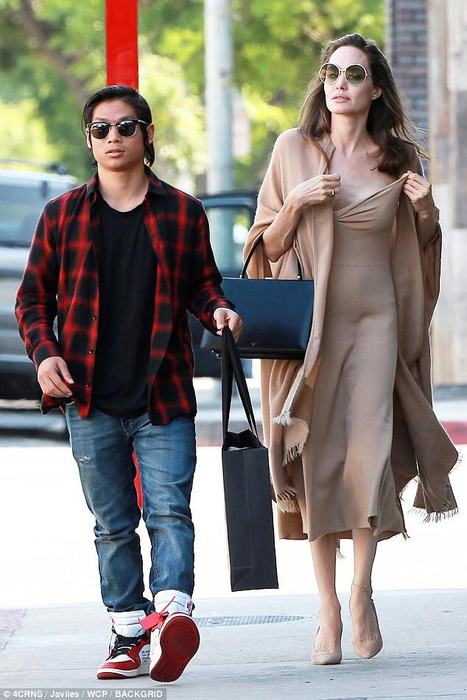 Angelia Jolie a pus pauză carierei. Surpriza pe care o pregătește de Crăciun