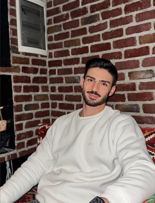 El este vânzătorul de porumb care frânge inimi! Milioane de tinere de pe tot globul tânjesc după el și fac coadă în fața tarabei