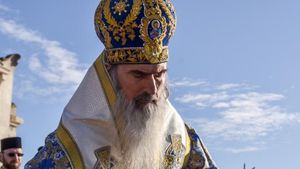 Ce a decis Parchetul după ce ÎPS Teodosie a împărtășit mai mulți copii cu aceeași linguriță