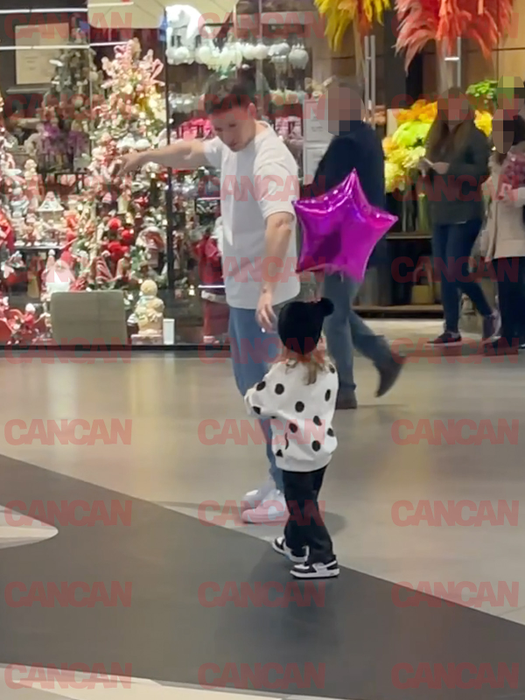 Tăticul The Motans, cu fiica, la mall