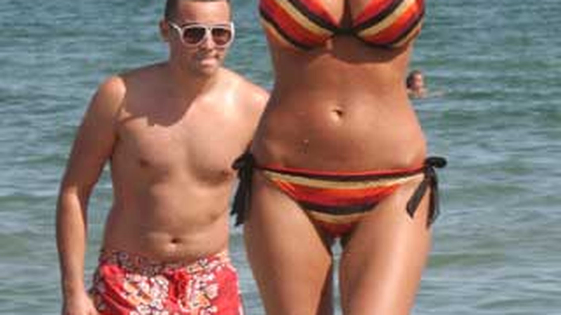 Raducu Mazare si-a scos iubita super-dotata la plaja! Juniorul abia se mai vede de sanii Anastasiei - Imagini super-sexy de pe plaja din Mamaia