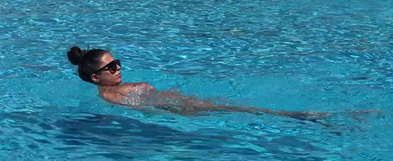 Adelina a rămas cu sânii goi în timp ce înota în piscina de la Player Club Bucharest