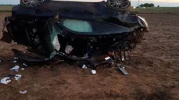 Ce sumă de bani halucinantă au găsit polițiștii în Porsche-ul răsturnat în Dâmbovița! Tânărul de la volan a fost găsit mort