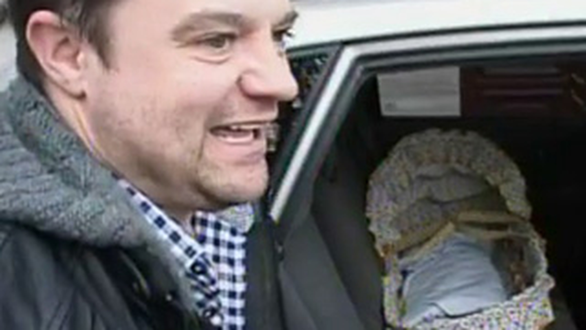 VIDEO Andrei Duban si-a scos baiatul din spital intr-un cosulet cu flori!