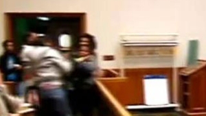 VIDEO DE SENZATIE! S-au luat la bataie in tribunal in timp ce era judecat un criminal